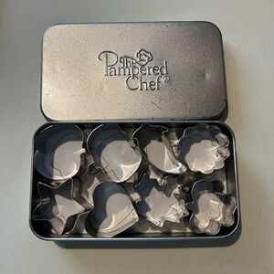 Pampered Chef Creative Cutters Mini Cookie Cutter Set.